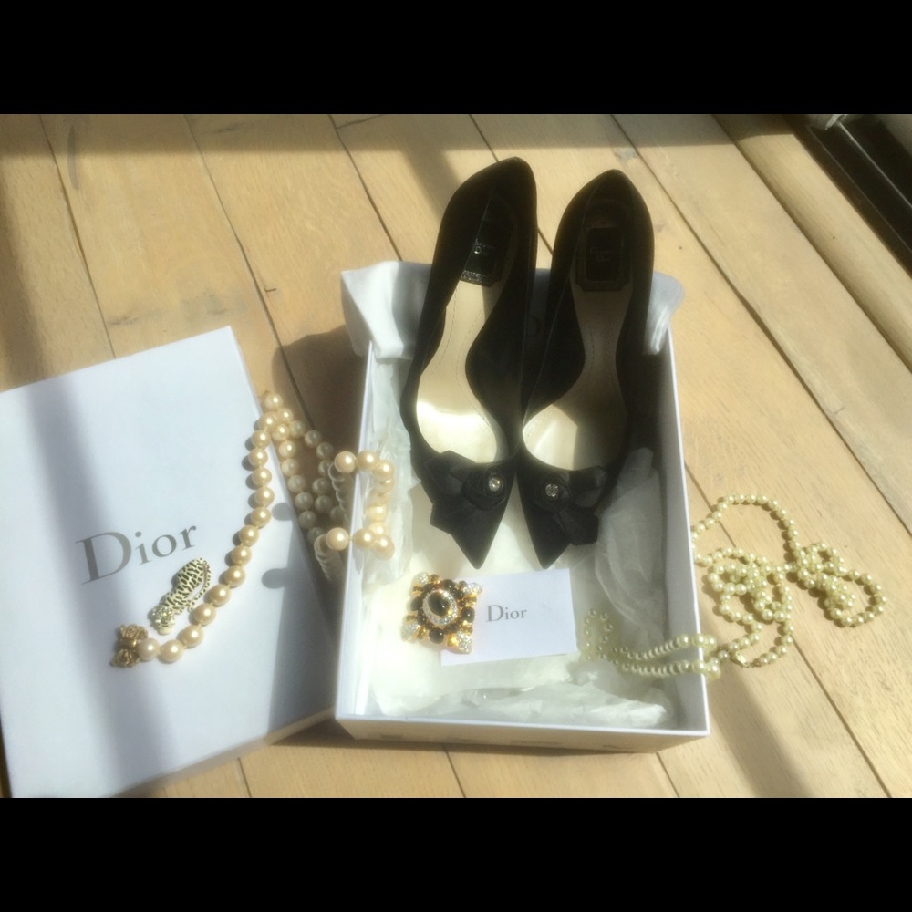 Dior classic black pump with bow and jewels.